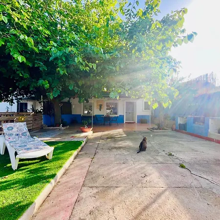 Estudio Adosado Acogedor Con Jardin, Barbacoa Y Parking Privado Holiday home *