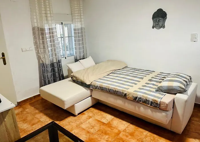 Estudio Adosado Acogedor Con Jardin, Barbacoa Y Parking Privado Hébergement de vacances